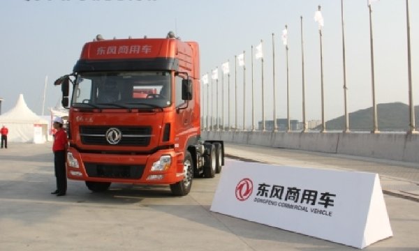 “東風(fēng)號(hào)”亮相活動(dòng)現(xiàn)場(chǎng)展示的東風(fēng)天龍重卡 “東風(fēng)號(hào)”亮相活動(dòng)現(xiàn)場(chǎng)展示的東風(fēng)天龍重卡