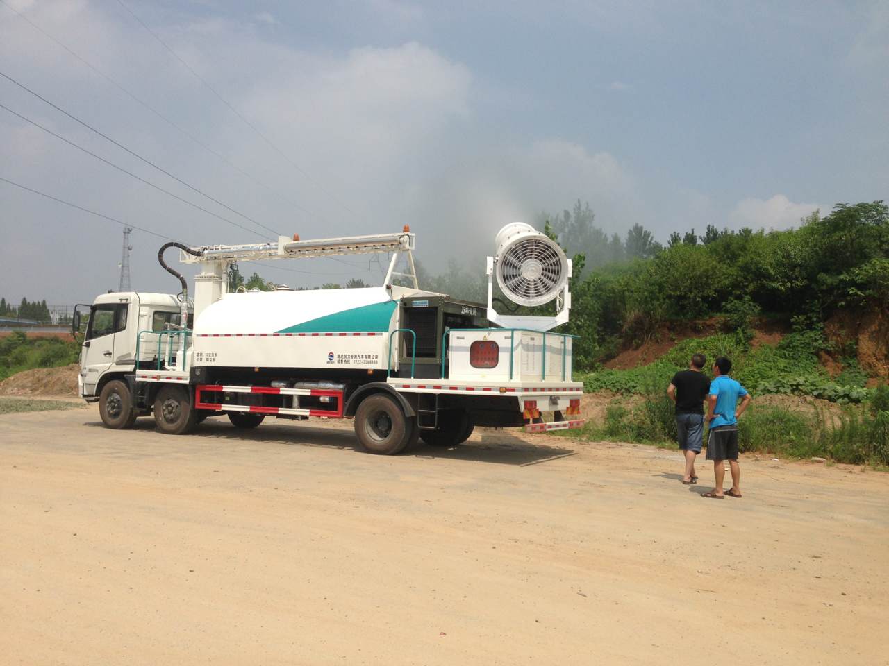 工作人員調試霧霾治理車400-926-2926 工作人員調試霧霾治理車400-926-2926