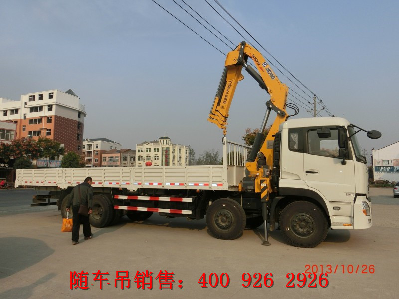 正在進行裝卸作業(yè)的后置折疊臂式隨車吊 正在進行裝卸作業(yè)的后置折疊臂式隨車吊