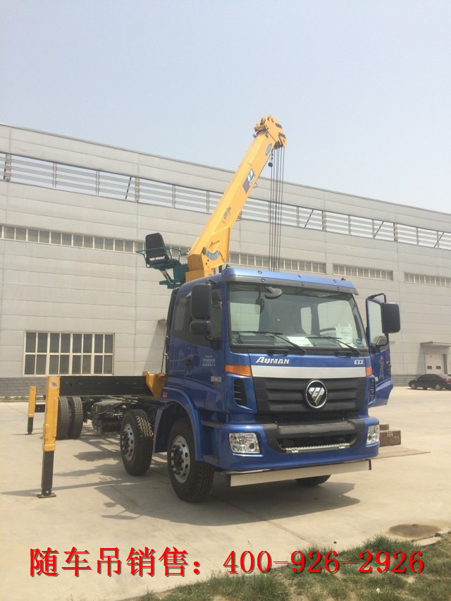 伸縮臂式隨車吊正在進行吊裝作業(yè) 伸縮臂式隨車吊正在進行吊裝作業(yè)