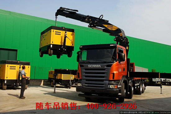 折疊臂式隨車吊正在進行吊裝作業(yè) 折疊臂式隨車吊正在進行吊裝作業(yè)