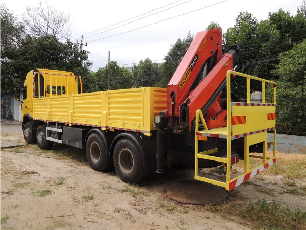 帶有爬梯裝置 帶有爬梯裝置