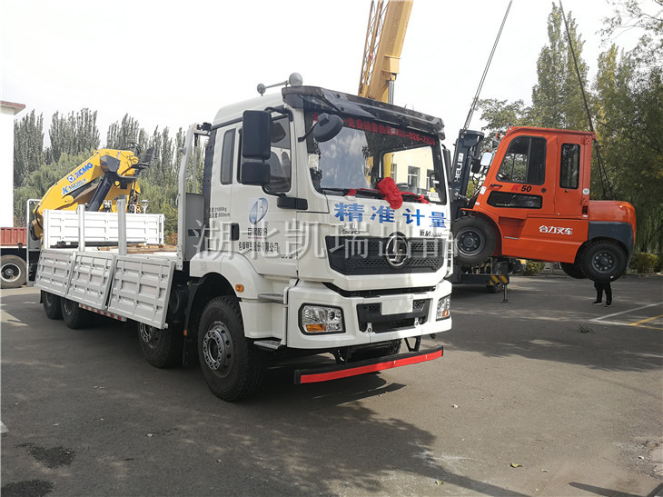 隨車帶的合力5噸叉車卸載 隨車帶的合力5噸叉車卸載