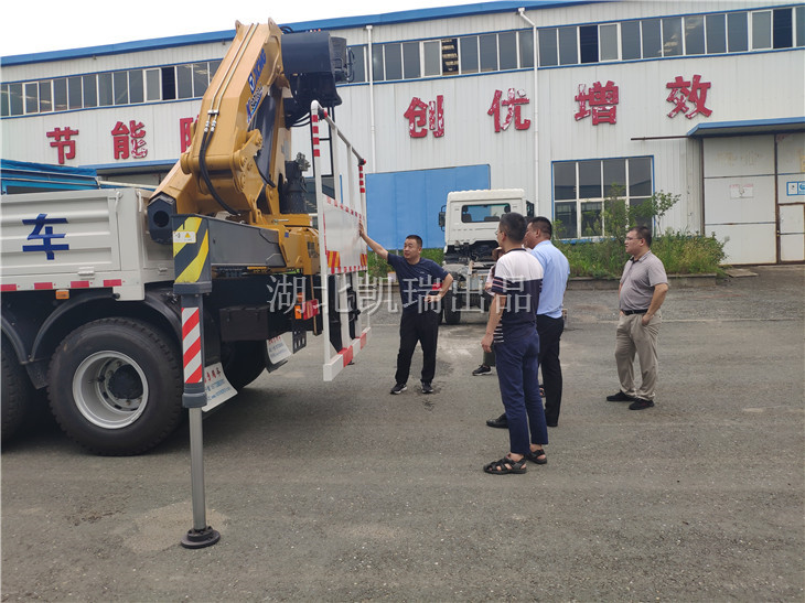 我公司技術人員給客戶講解操作要領及注意事項 我公司技術人員給客戶講解操作要領及注意事項