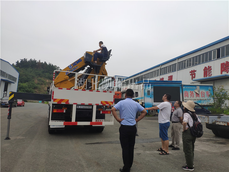 我公司技術人員實際操作計量檢衡車 我公司技術人員實際操作計量檢衡車