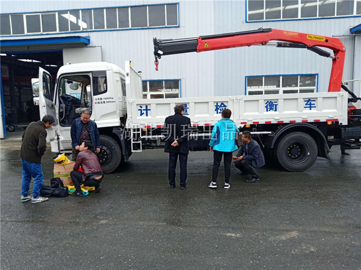 清點(diǎn)隨車(chē)配送的配件及吊裝帶等物料 清點(diǎn)隨車(chē)配送的配件及吊裝帶等物料