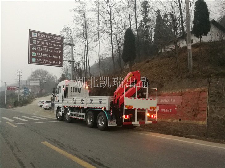 武威計量所檢衡車在G316國道上打開警示燈的狀態(tài) 武威計量所檢衡車在G316國道上打開警示燈的狀態(tài)