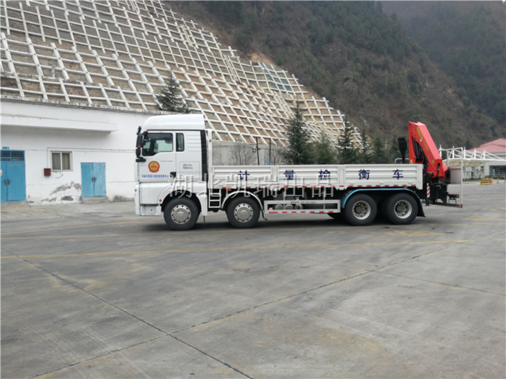 武威計量所檢衡車發(fā)運在服務區(qū)(左) 武威計量所檢衡車發(fā)運在服務區(qū)(左)