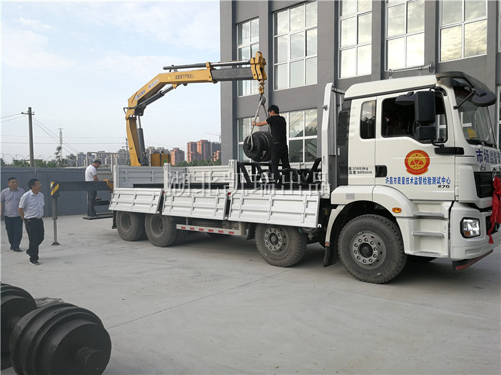 許昌市計(jì)量所領(lǐng)導(dǎo)對(duì)車輛進(jìn)行測(cè)試 許昌市計(jì)量所領(lǐng)導(dǎo)對(duì)車輛進(jìn)行測(cè)試