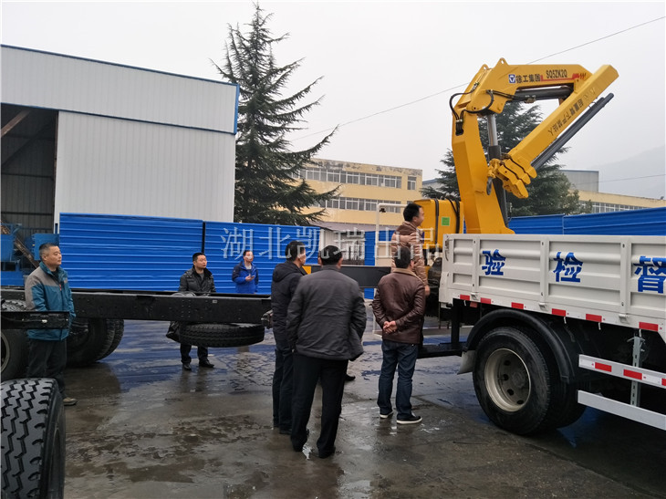 明光市計量所領(lǐng)導一行驗收計量檢衡車 明光市計量所領(lǐng)導一行驗收計量檢衡車