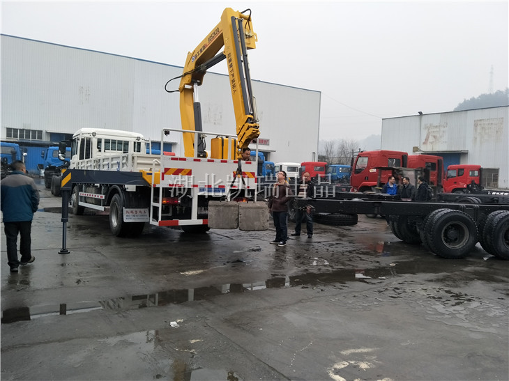 現(xiàn)場驗收吊臂,并整個旋轉(zhuǎn) 現(xiàn)場驗收吊臂,并整個旋轉(zhuǎn)