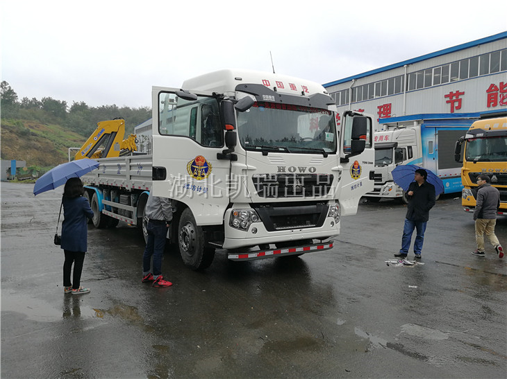 濰坊市計量所領導工廠查驗檢衡車駕駛室 濰坊市計量所領導工廠查驗檢衡車駕駛室