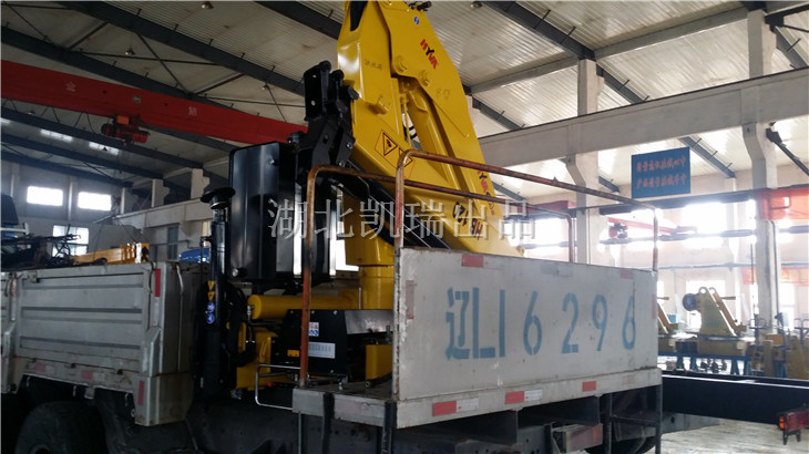 檢衡車吊臂在安裝車間進行改造 檢衡車吊臂在安裝車間進行改造