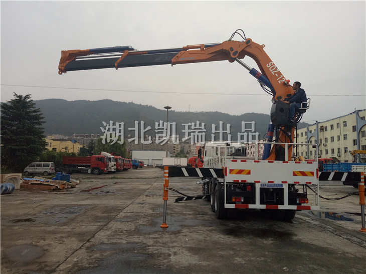 計量所驗收人員操作吊臂 計量所驗收人員操作吊臂