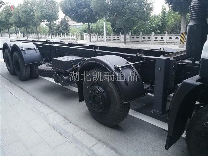 底盤加固后的底盤右前 底盤加固后的底盤右前