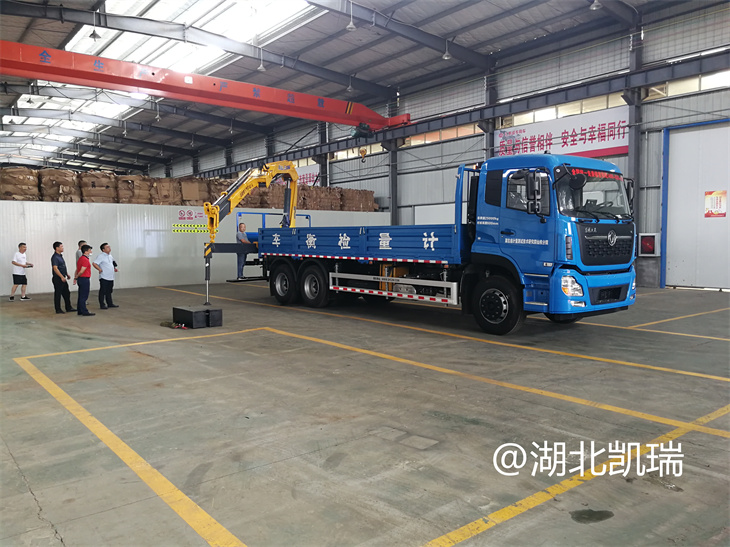 測試檢衡車吊臂吊裝砝碼能力 測試檢衡車吊臂吊裝砝碼能力