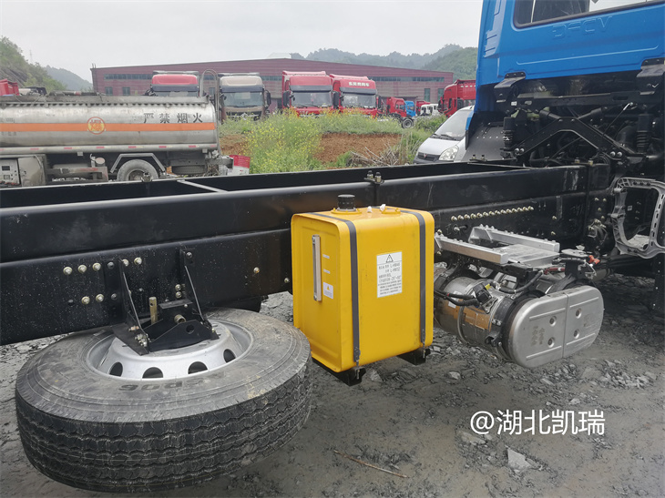 油箱、備胎側置的檢衡車底盤 油箱、備胎側置的檢衡車底盤