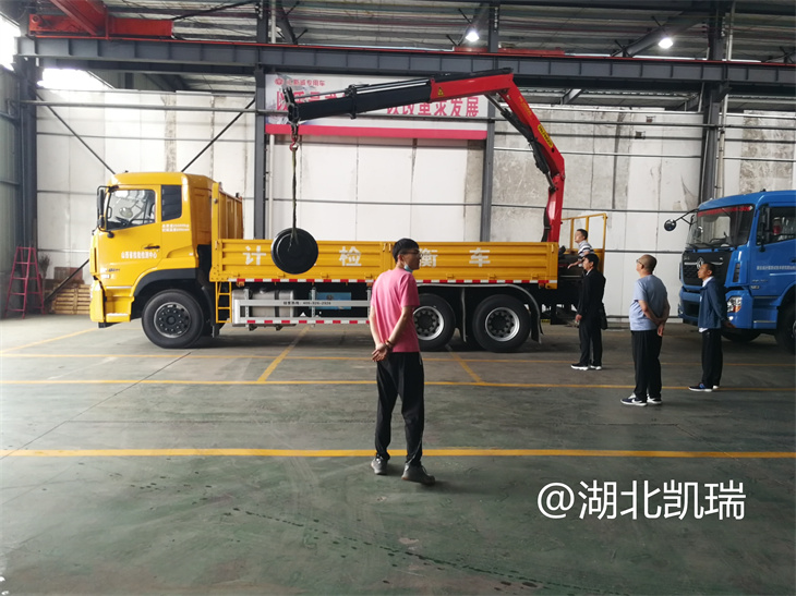 查看檢衡車吊裝大砝碼的運行情況 查看檢衡車吊裝大砝碼的運行情況